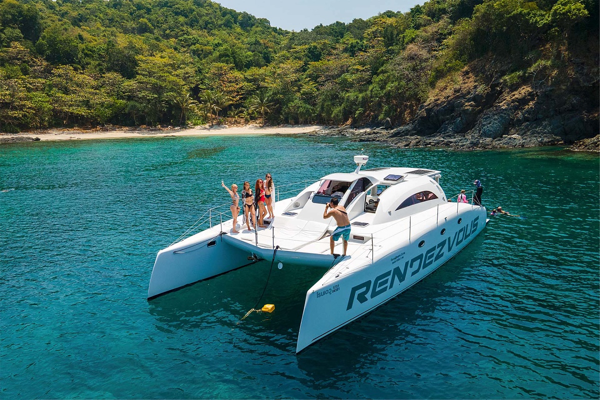 Аренда моторного катамарана Rendezvous 44 на Пхукете